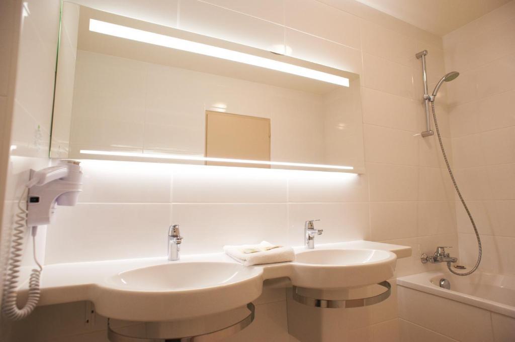 Hotel Spa Le Relais Du Bellay มองทรอย-เบเลย์ ภายนอก รูปภาพ